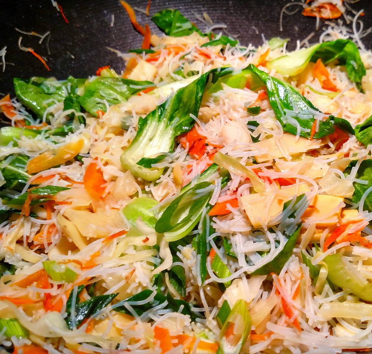 Asian Rice Noodle and Vegetable Stir Fry - BaconFatte.com