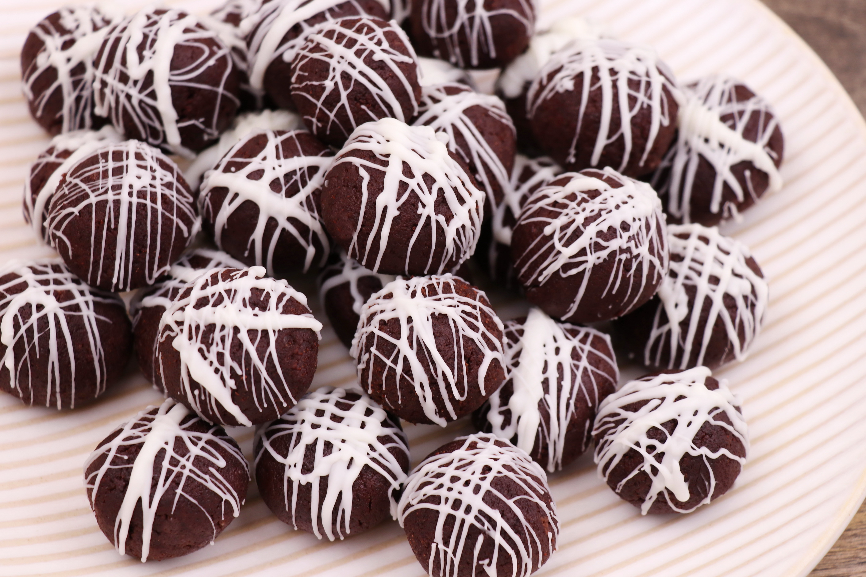 Chocolate Irish Cream Cake Bites recipe - BaconFatte.com
